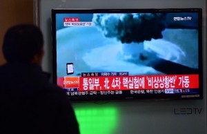 Man bekijkt nieuwsitem over de Noord-Koreaanse waterstofbomtest. Foto Jung Yeon-Je / AFP